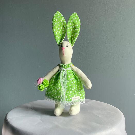 Conejito hecho a mano con ramo en vestido verde