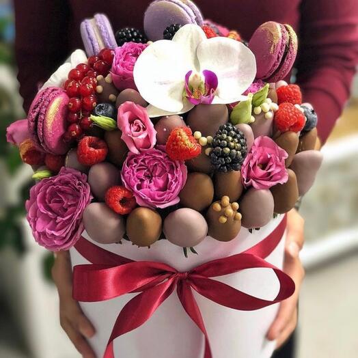 Шляпная коробка с клубникой в шоколаде, макаронс и цветами