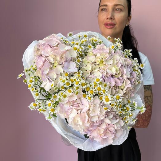 Букет «Generous Violet» из гортензий и ромашек 😜