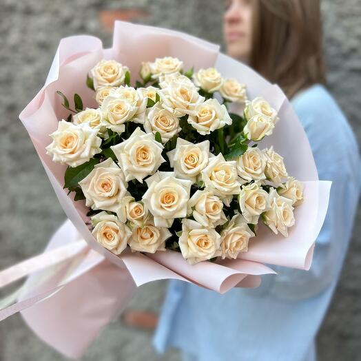 Кремовые кустовые розы. Нежный букет