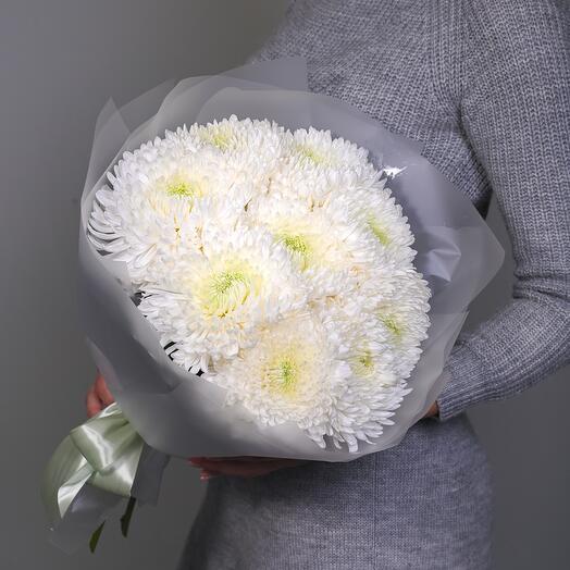 9 белых хризантем