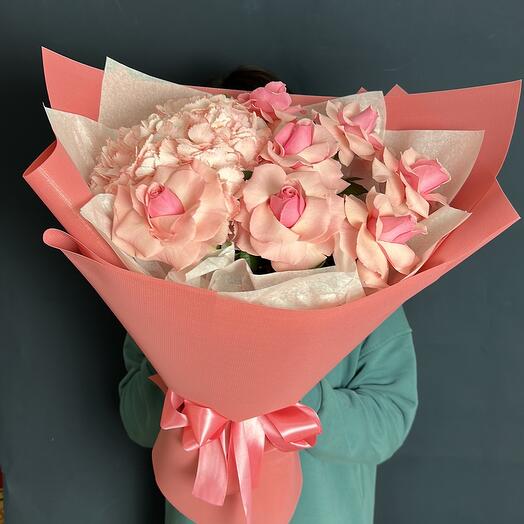 Букет гортензии с розами