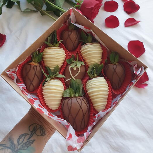 Клубника в шоколаде 9шт в белом и молочном шоколаде