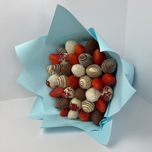 Bouquet of strawberries in chocolate "Blue" M