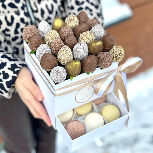Шкатулка маленькая с клубникой и макаронсами Royal