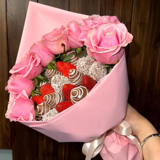 Клубника в букете «Roses»