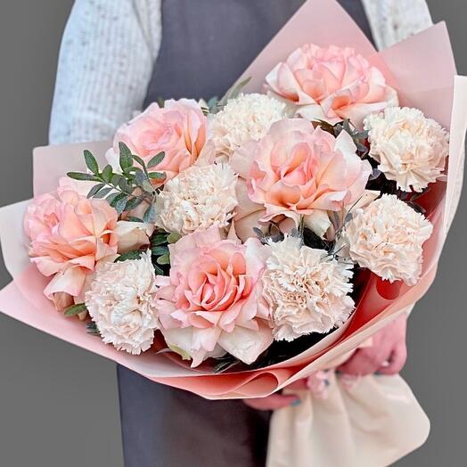 Delicado ramo de rosas francesas y Dianthus