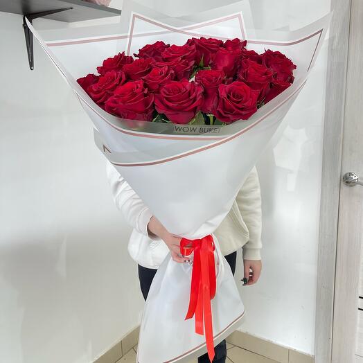25 бордовых роз