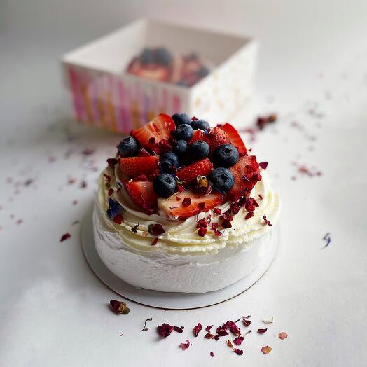 Анна Павлова в формате бенто-торта с соусом из маракуйи и свежими ягодами