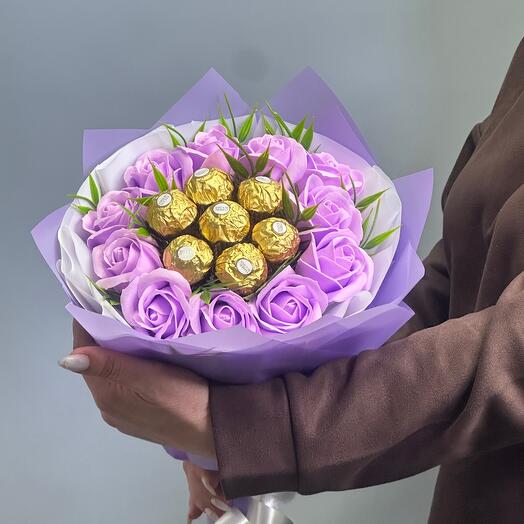 Букет из мыльных  роз с конфетами Ferrero Rosher