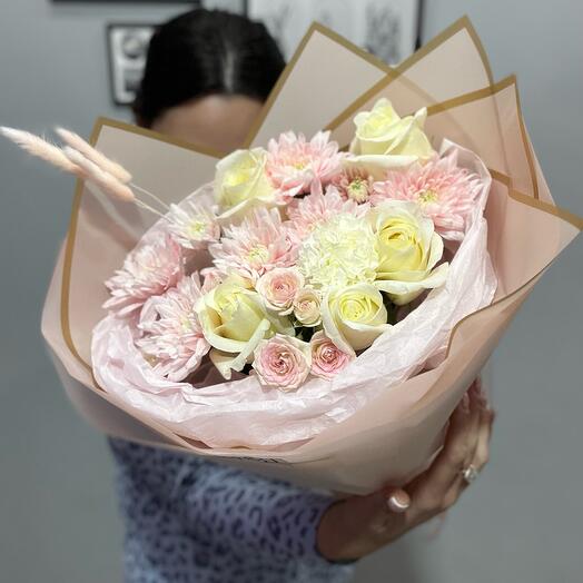 Ramo con rosas blancas y Largus