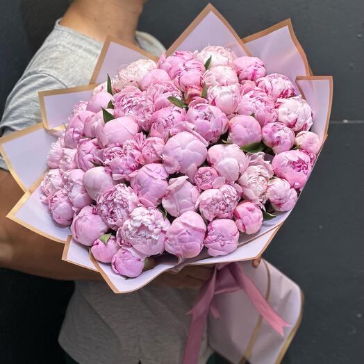 51 из нежных розовых пионов