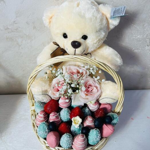 Корзина клубника в шоколаде с мишкой