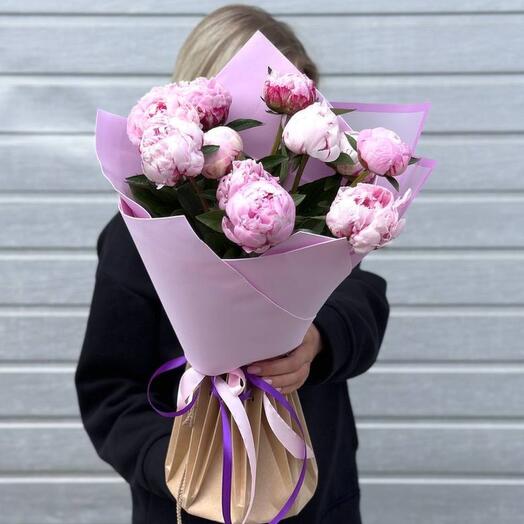Monobucket made of peonies by Sarah Bernard
