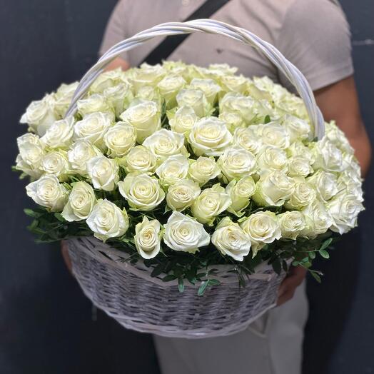 Корзина с кенийскими розами