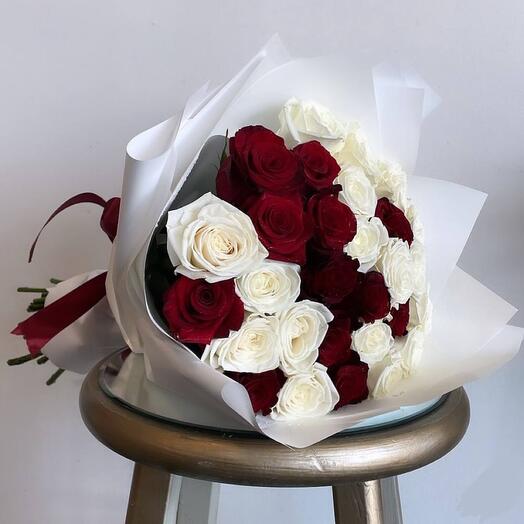 Rosas rojas y blancas 31 piezas