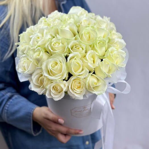 Цветы белые розы в коробке