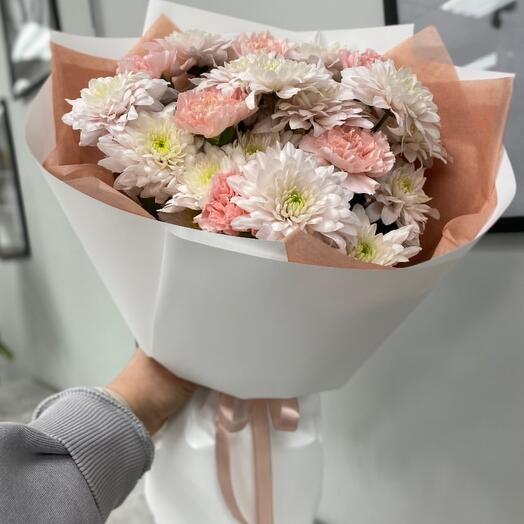 Букет из хризантем и гвоздик