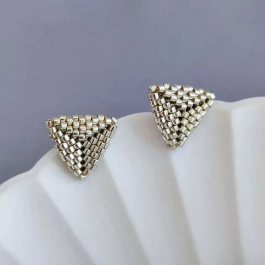 Серьги гвоздики из ювелирного бисера Miyuki Delica