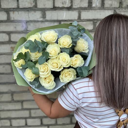 Букет из 15 белых роз с эвкалиптом