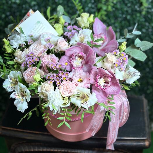 Flores en una Caja. Orquídea, rosa arbusto peonía, Lisianthus, alstroemeria, eucalipto