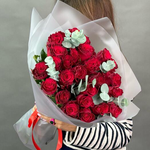 25 роз с эвкалиптом