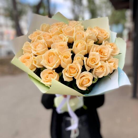Букет из 35 персиковых роз