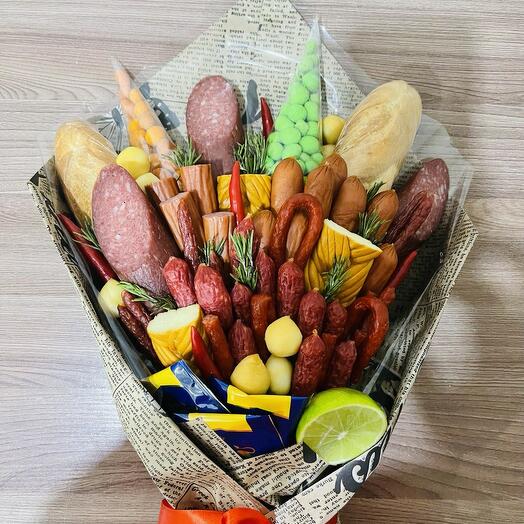 Съедобный букет из колбас, сыра и закусок