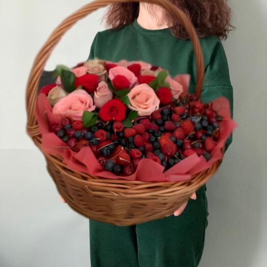 Корзина из ягод и цветов XL
