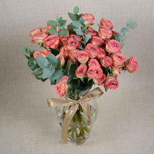 9 Media Roses In a Glass Vase