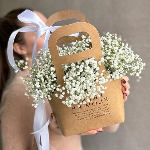 Gypsophila blanca como la nieve en un bolso artesanal