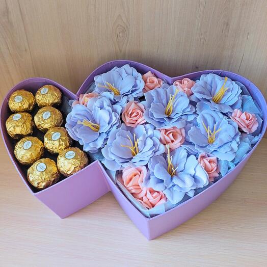 Corazón doble de flores de jabón y dulces Ferrero Roche