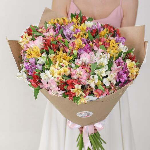 Букет из 35 альстромерий микс в крафт упаковке