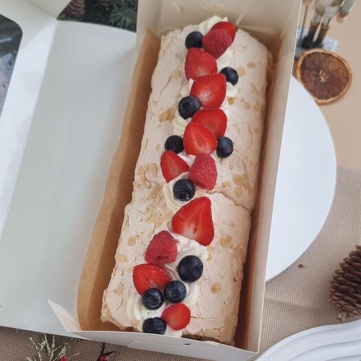 Меренговый рулет с ягодами