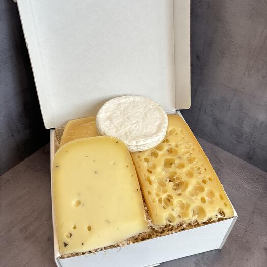 Вкусный подарочный набор сыров "От сердца" мини