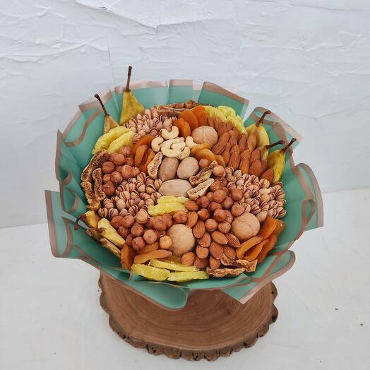 Ramo de nueces con frutas secas
