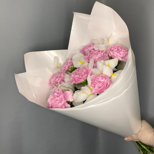 Ирисы и диантусы в белом