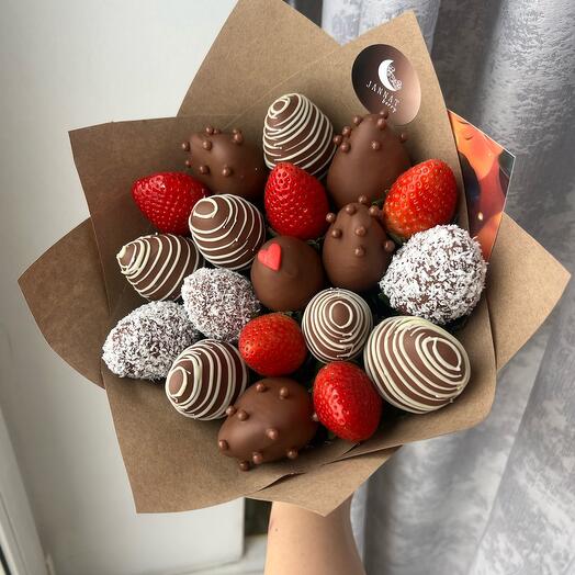 Bouquet of chocolate-covered strawberries "Heart S"