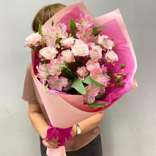 Bouquet of delicate lace bush roses and alstroemeria
