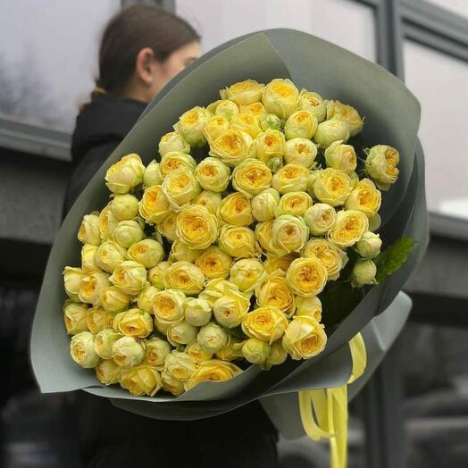 Солнечный букет кустовых роз