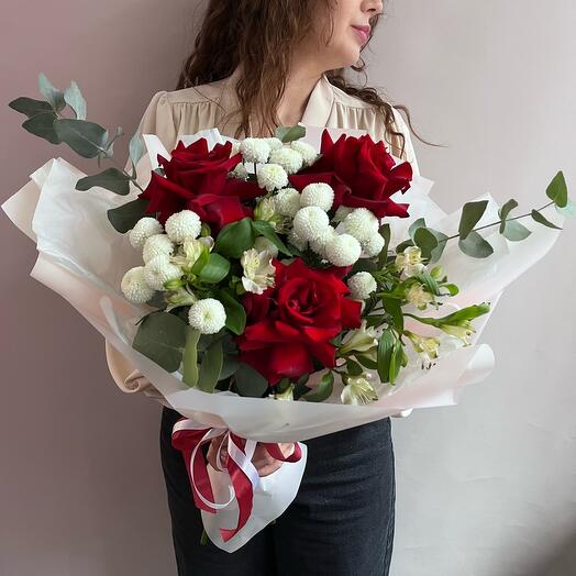 Пышный букет с красными французскими розами и альстромерией