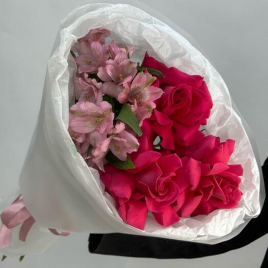 Букет с альстромерией и розами 🌺 знак внимания любимой на свидание