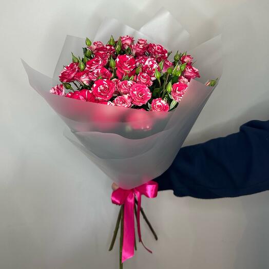 A bright bouquet of five bush roses