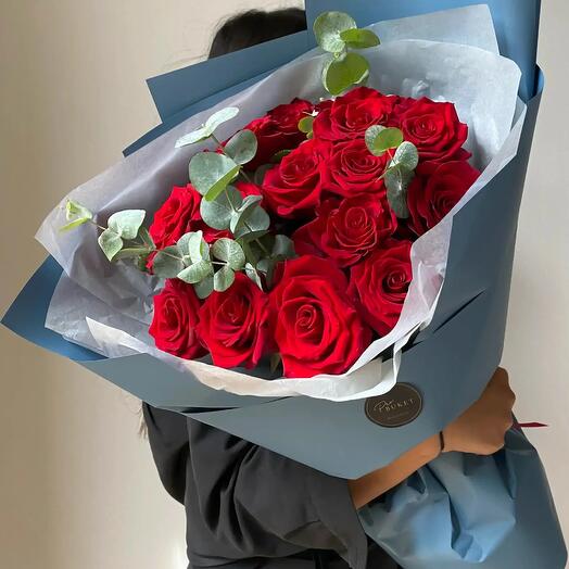 15 красных роз  с эвкалиптом