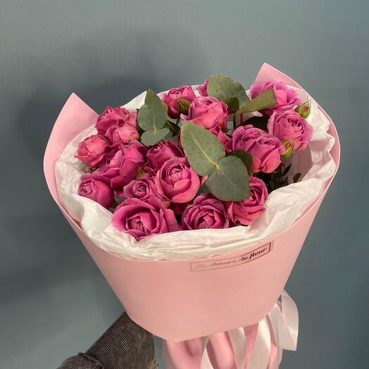 Fragantes rosas de peonía Misty Bubbles con eucalipto