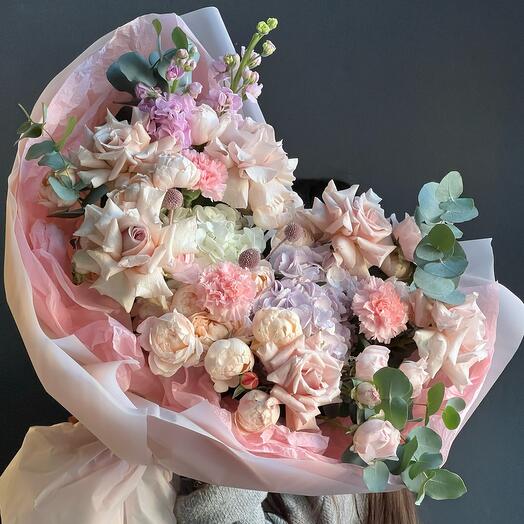 Авторский букет из гортензий и кустовых садовых роз «Зефирное сердце»💗
