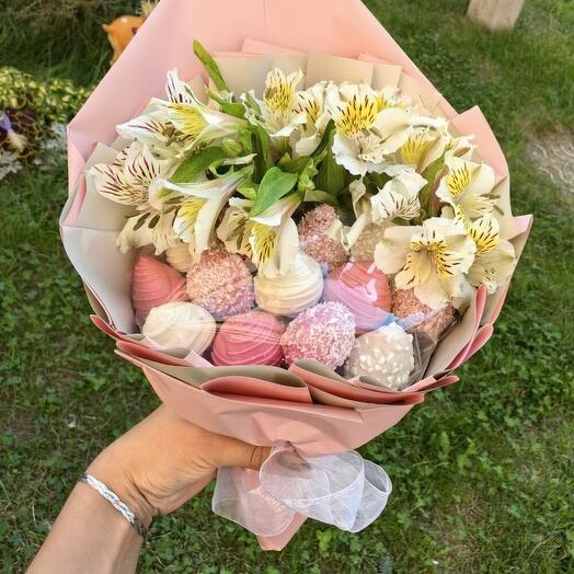 Букет из 13 ягод клубники в шоколаде с белыми цветами