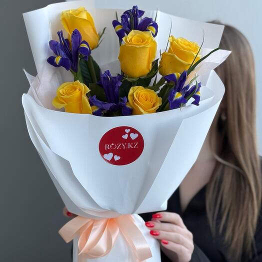 Букет из ирисов и желтых роз