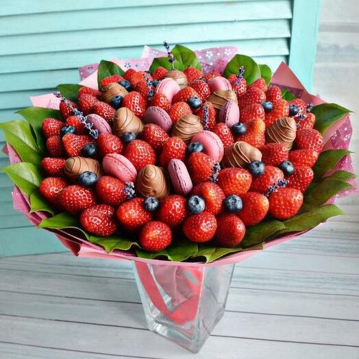 Большой клубничный букет с макаронс и голубикой