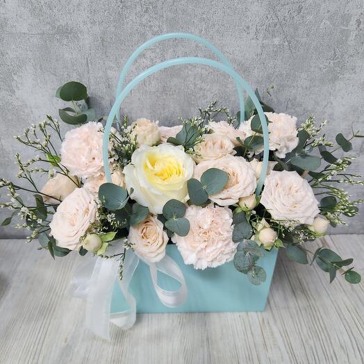 A delicate composition in a handbag of caramel bush roses